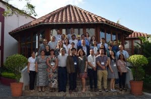 Foto grupal de participantes y capacitadoras del curso